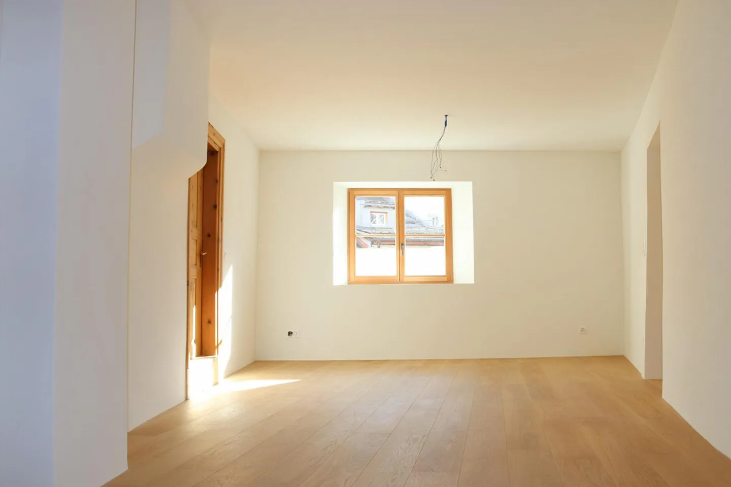 A 4.5-Room Apartment in the Heart of Samedan Located on the 2nd floor - Photo 5 of 9