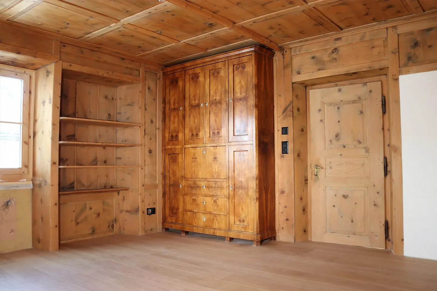 A 4.5-Room Apartment in the Heart of Samedan Located on the 2nd floor - Photo 2 of 9