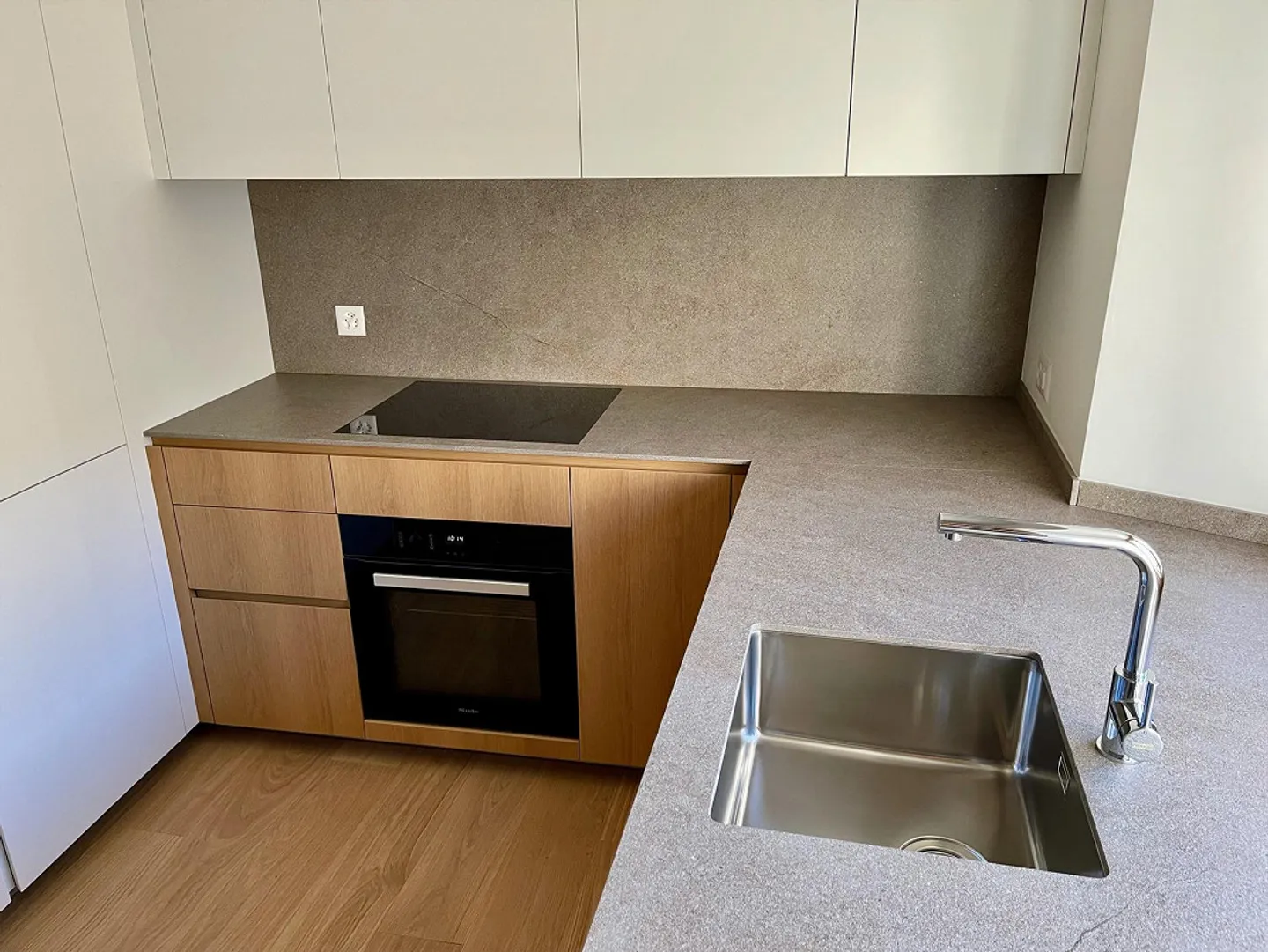 A 4.5-Room Apartment in the Heart of Samedan Located on the 2nd floor - Photo 3 of 9