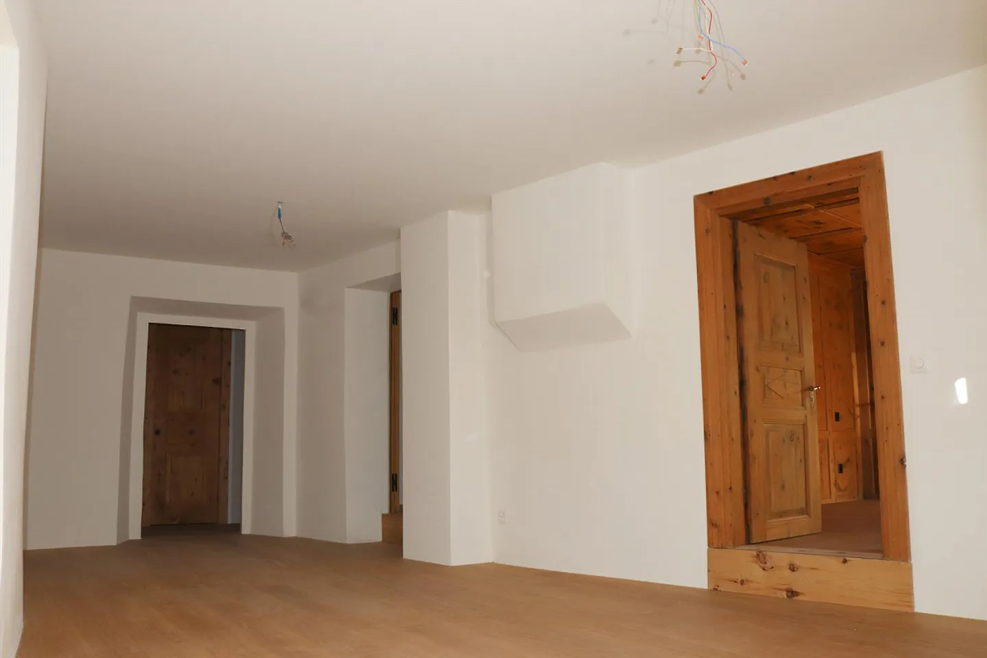 A 4.5-Room Apartment in the Heart of Samedan Located on the 2nd floor - Photo 8 of 9