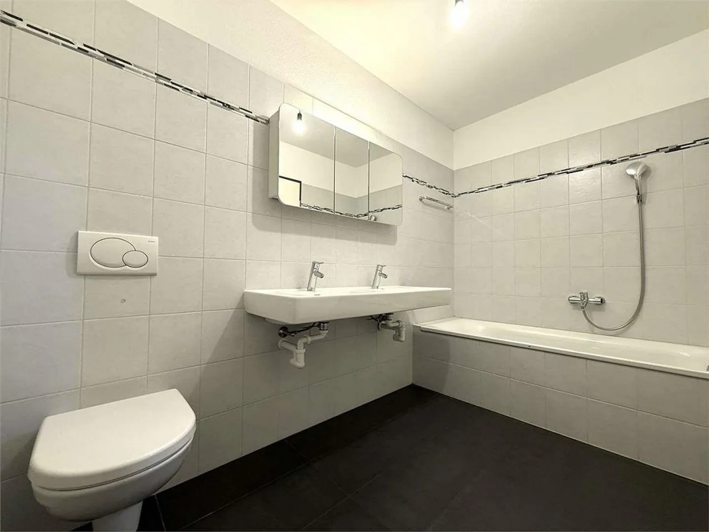 Modern 4.5-room apartment immersed in greenery in Cadro - Photo 11 of 13