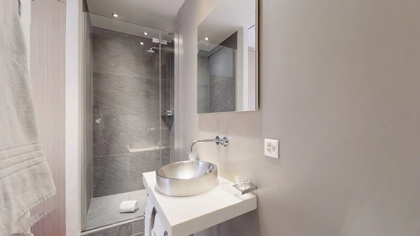 Camera idealmente situata in un edificio vicino al lago - Foto 3 di 4