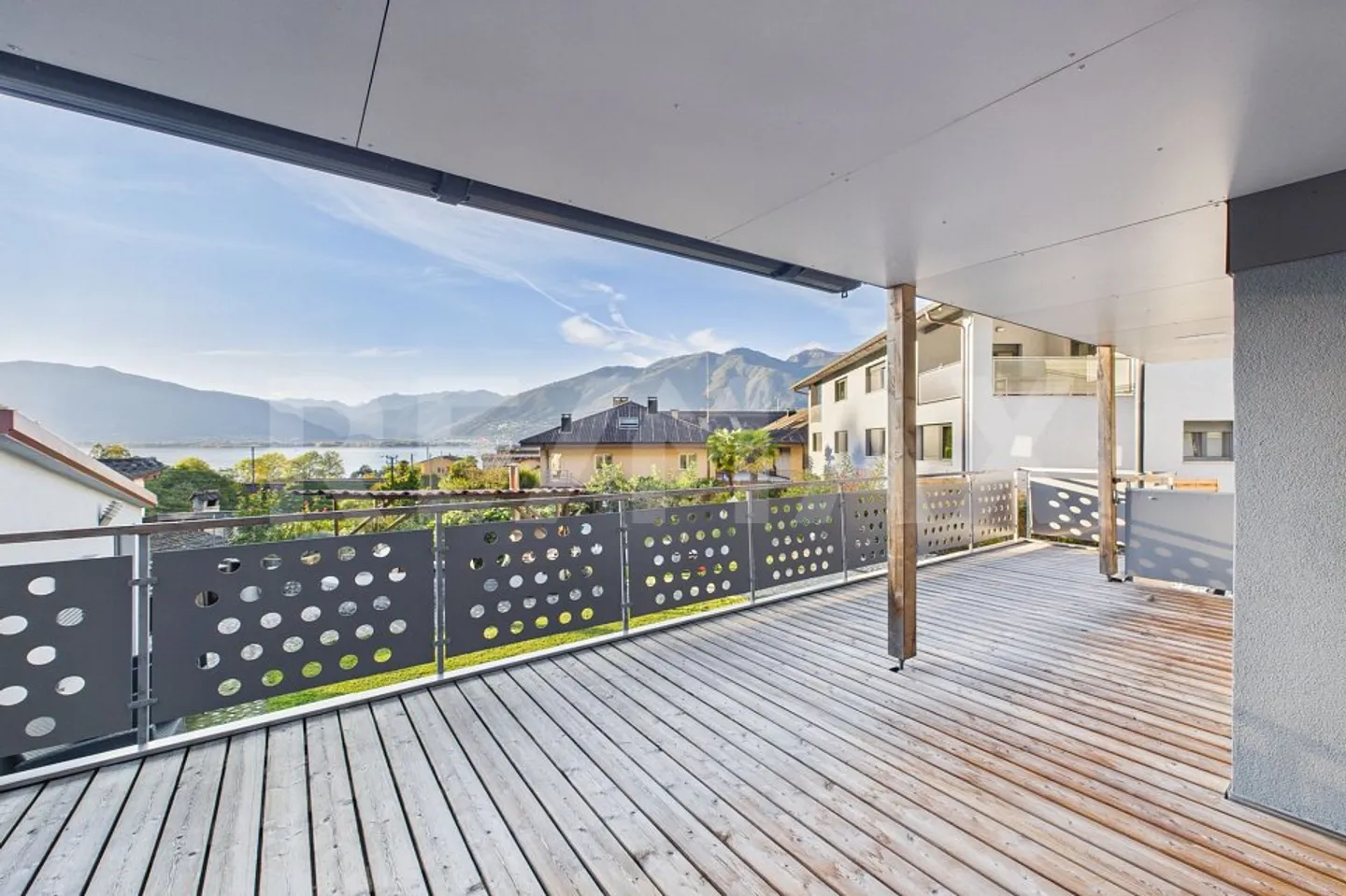 Appartamento 3 locali con vista lago e piscina - Foto 1 di 13
