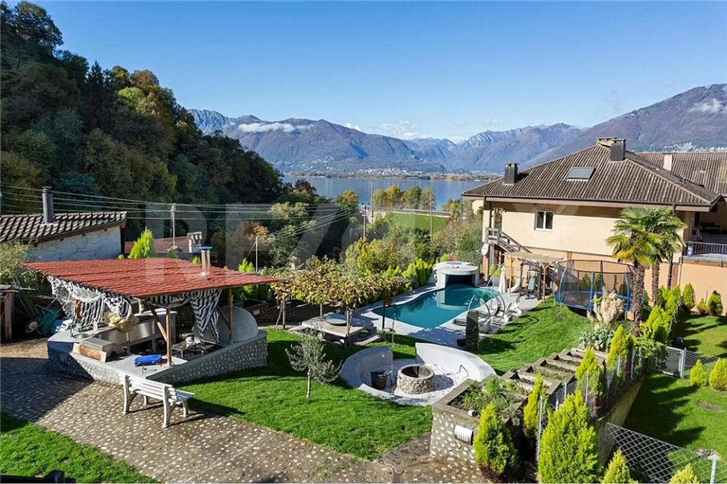 Appartamento 3 locali con vista lago e piscina - Foto 3 di 13