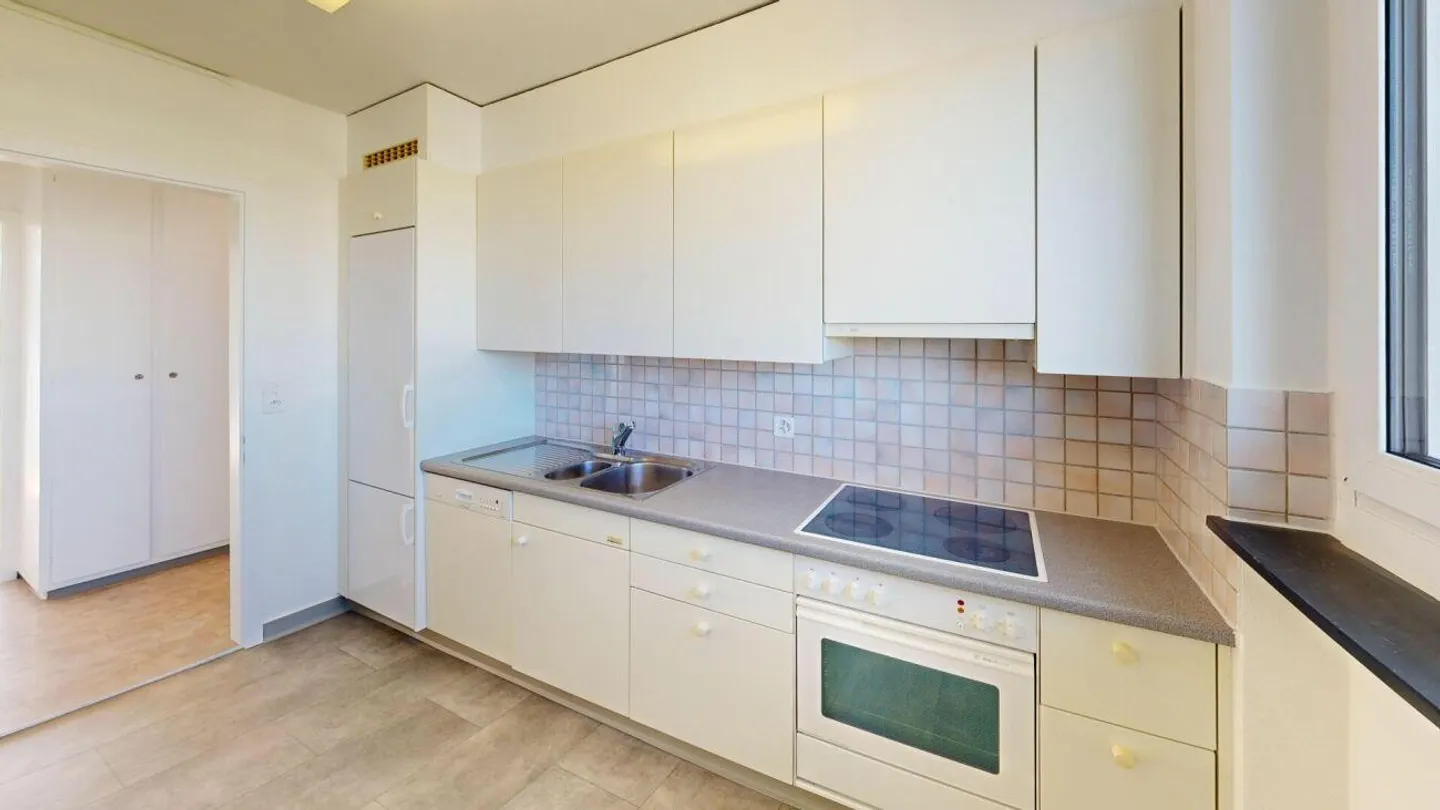 Charming 3.5 Room Apartment - Photo 3 of 11