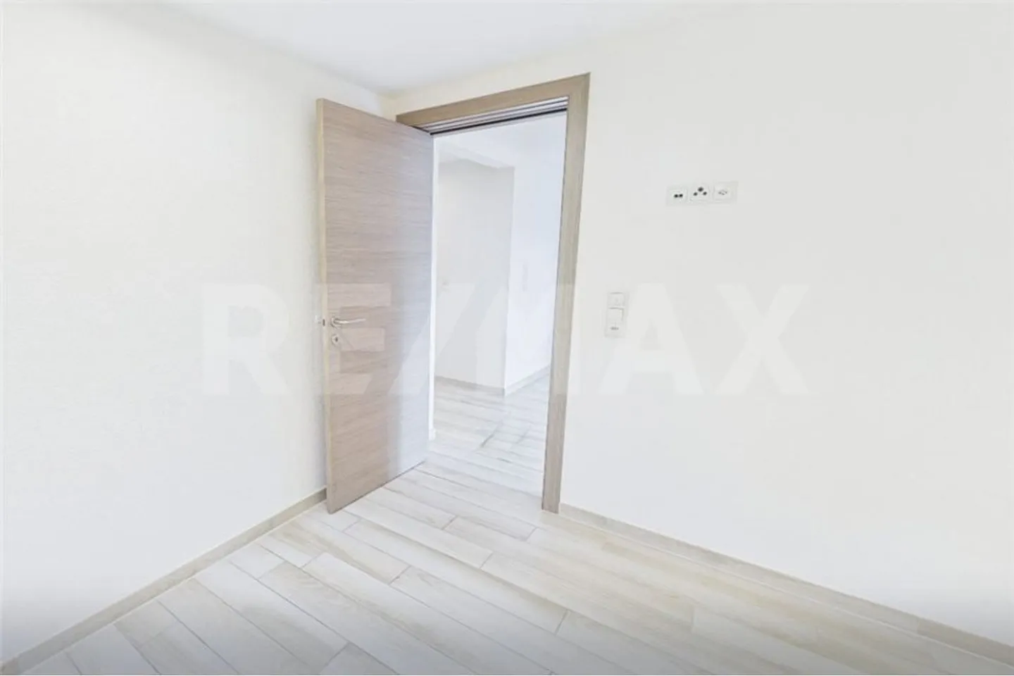 Appartamento 3 locali con vista lago e piscina - Foto 11 di 13