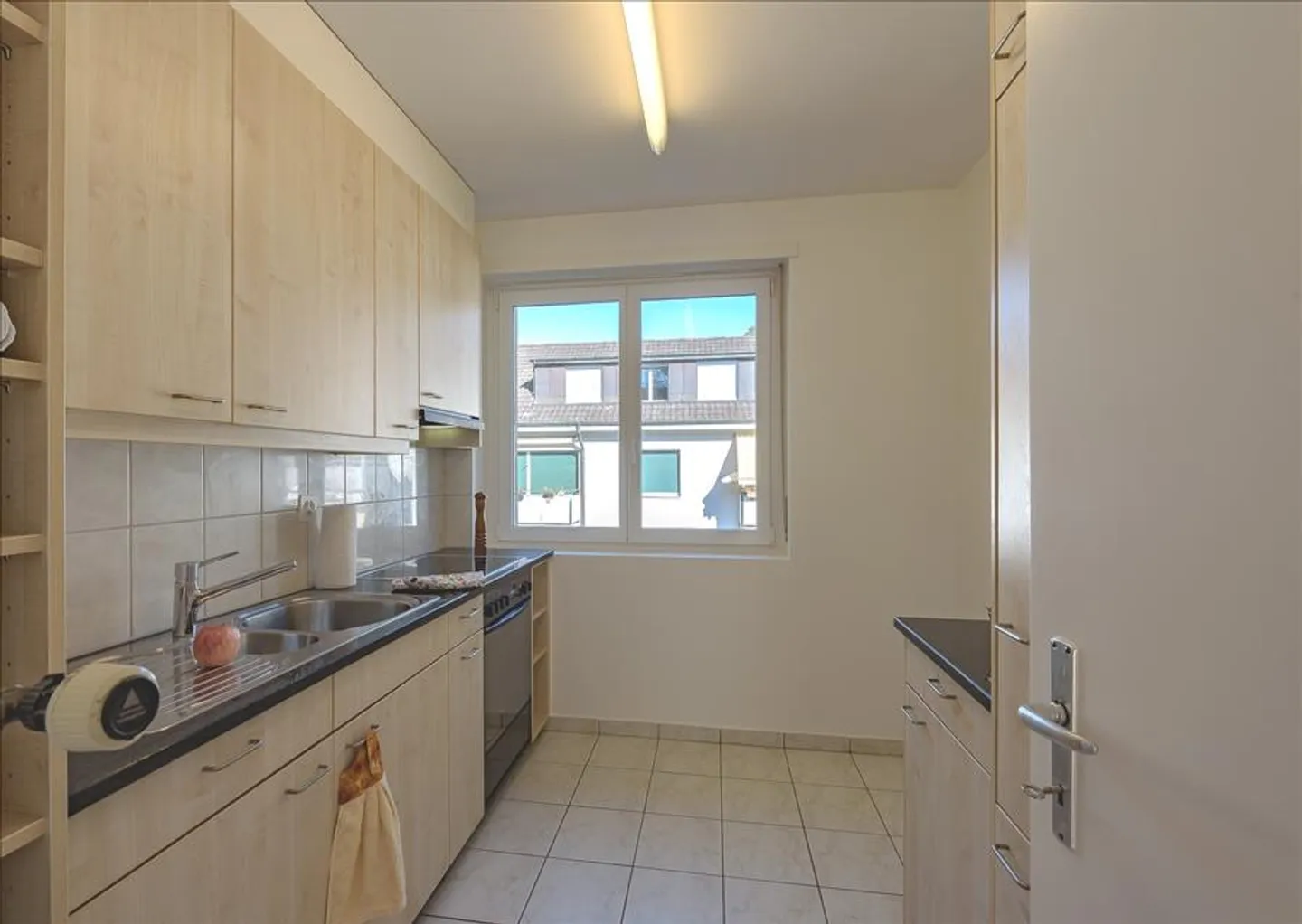 Attic apartment in a quiet property - Photo 5 of 7