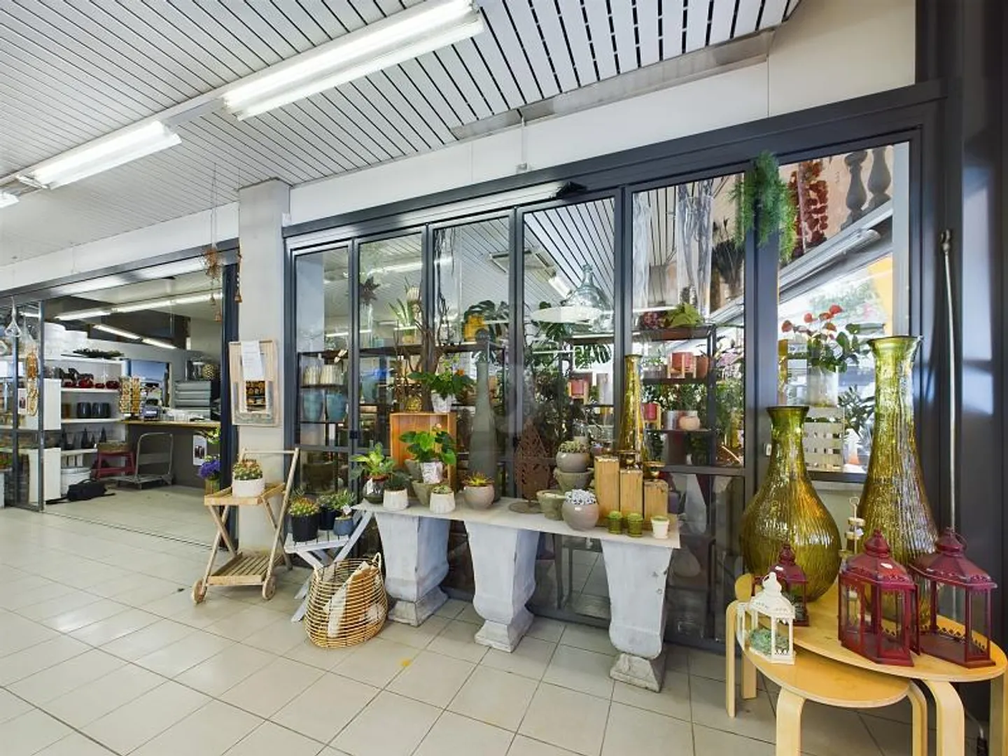 Shop for rent - Photo 2 of 5