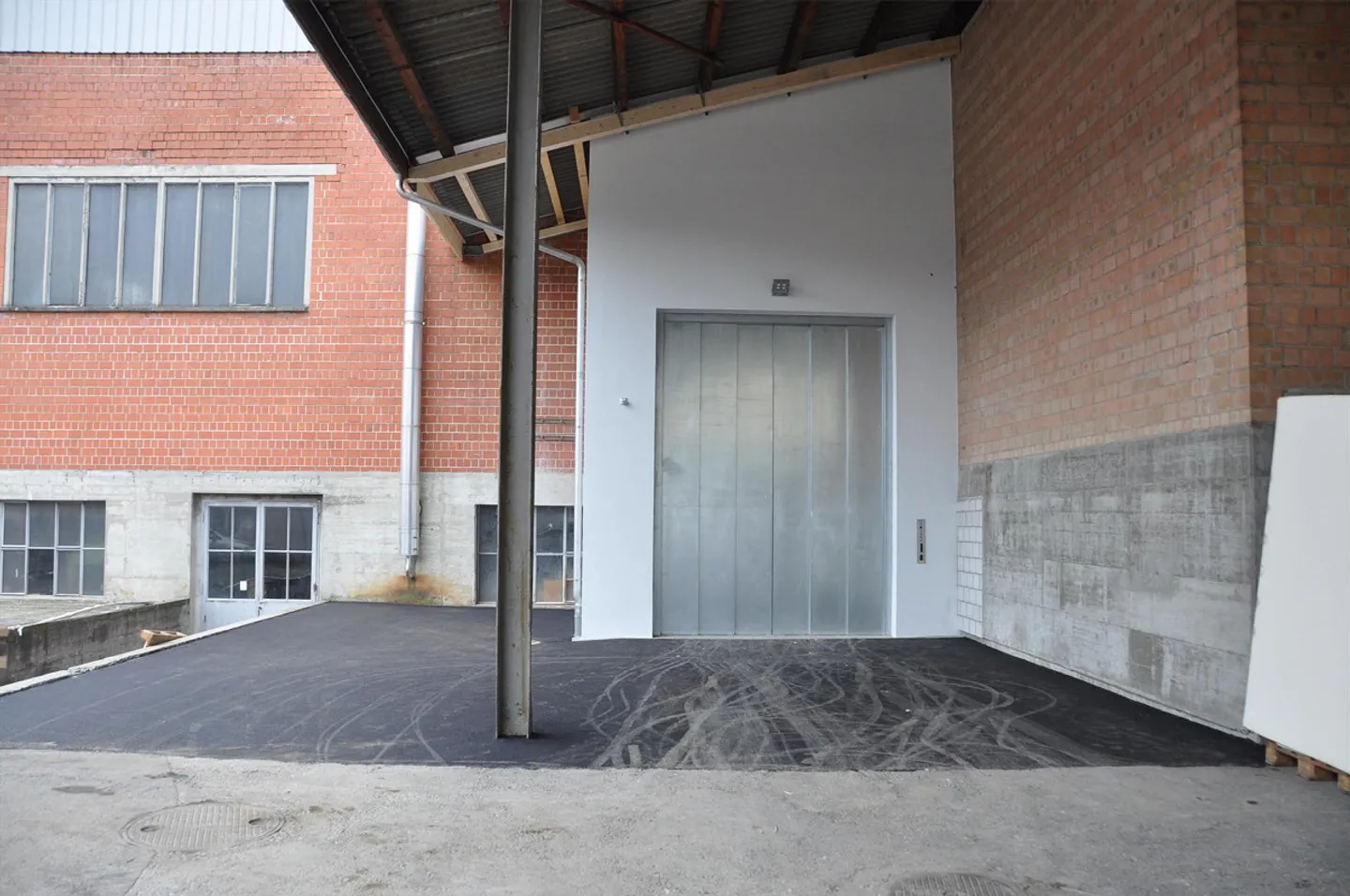 Spazio commerciale centrale con ascensore per merci - Foto 3 di 6