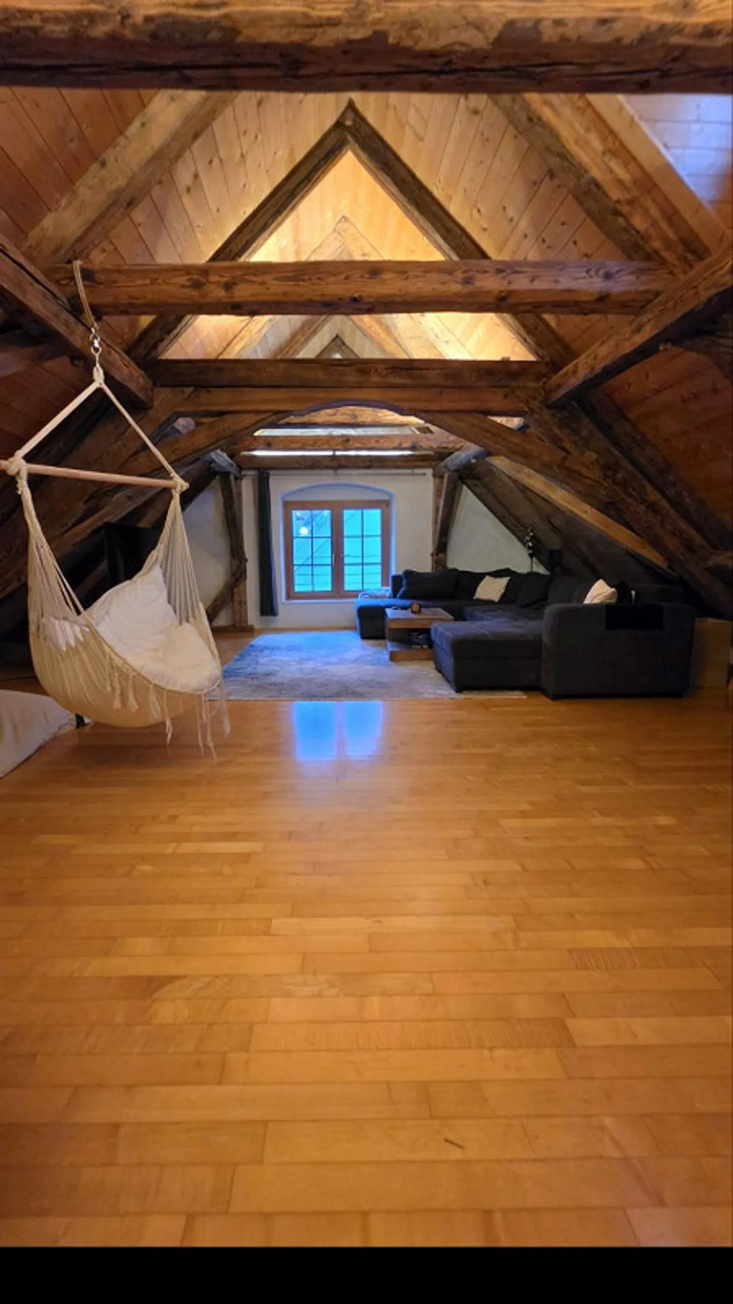 Recherche d'un nouveau locataire pour un appartement penthouse exclusif dans la vieille ville de Chur. - Photo 1 sur 16