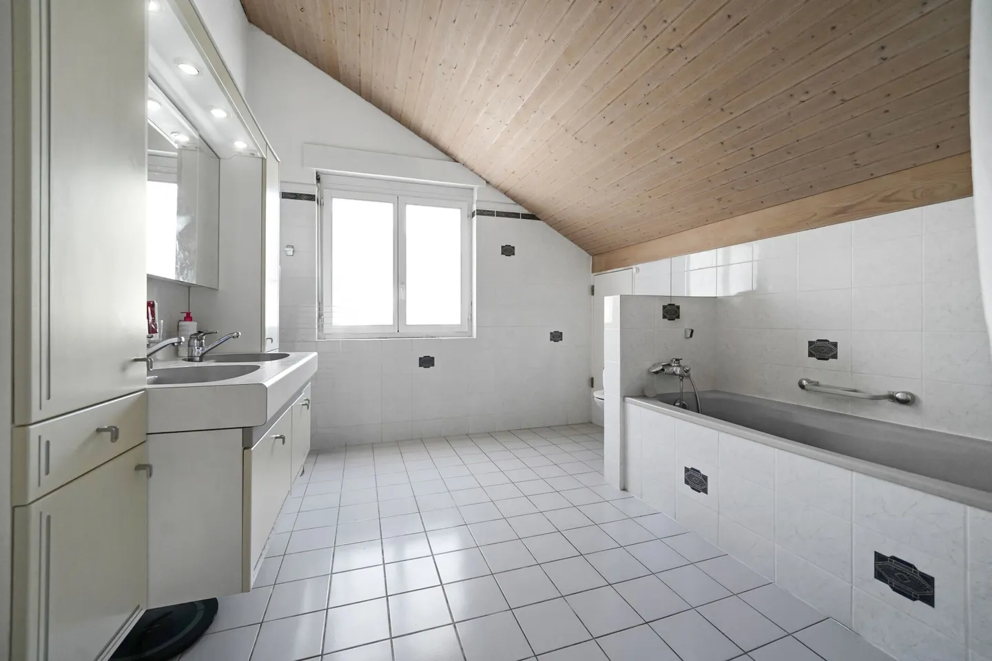 Duplex unter den Dächern mit privatem Aufzug - geräumig, hell und voller Potenzial - Foto 9 von 13