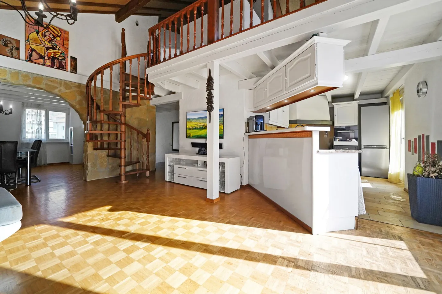 Duplex unter den Dächern mit privatem Aufzug - geräumig, hell und voller Potenzial - Foto 2 von 13