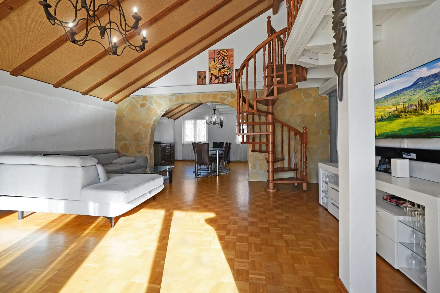 Duplex unter den Dächern mit privatem Aufzug - geräumig, hell und voller Potenzial - Foto 4 von 13