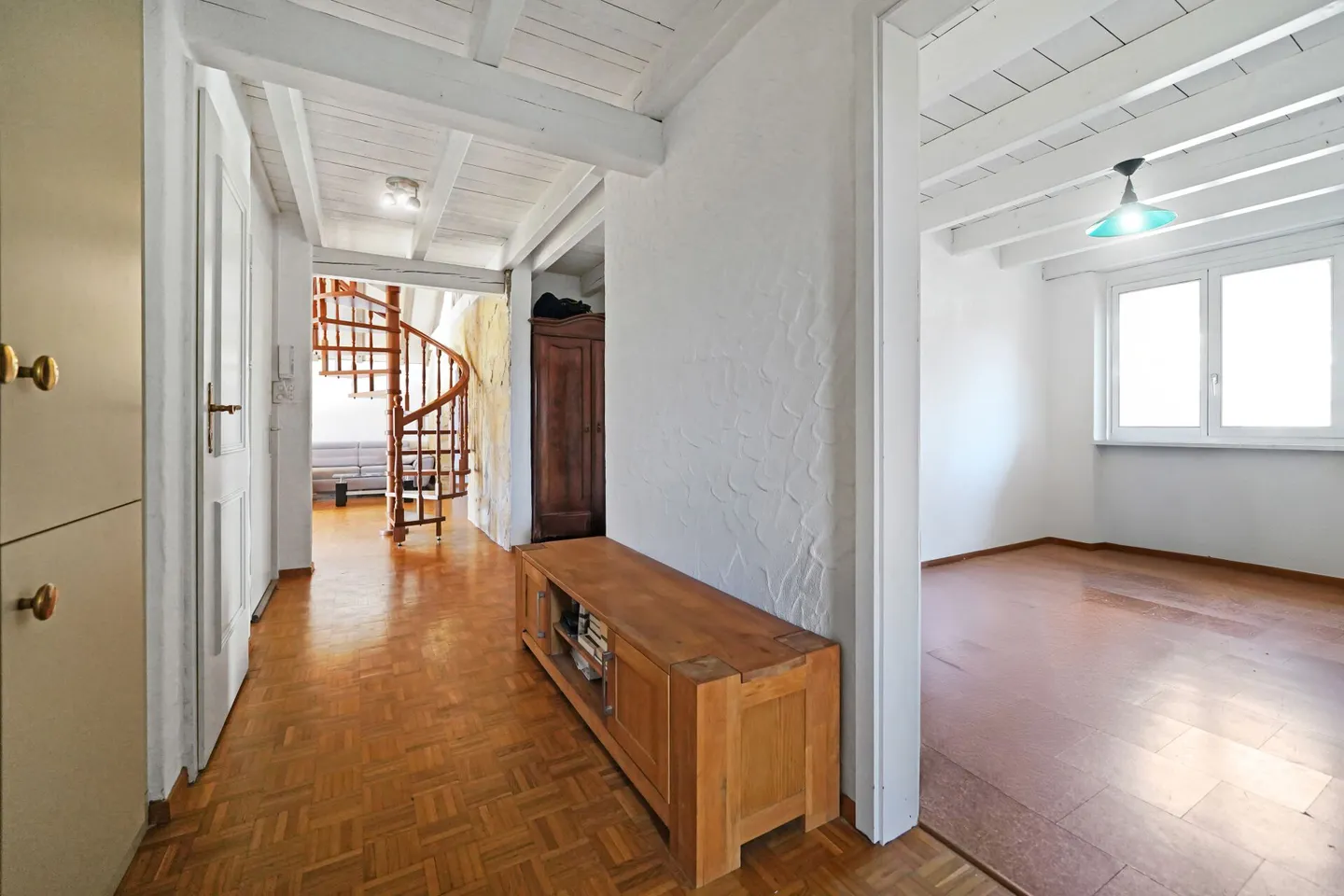 Duplex unter den Dächern mit privatem Aufzug - geräumig, hell und voller Potenzial - Foto 7 von 13