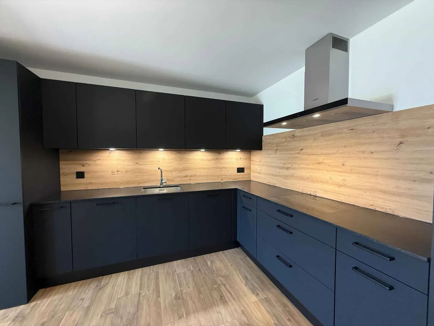 Total renovation, beautiful new apartment located on the upper ground floor - Photo 2 of 7