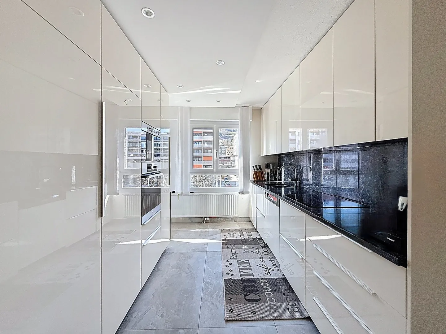 Ampio appartamento di 5,5 stanze in stile contemporaneo con luminoso giardino d'inverno - Foto 1 di 11