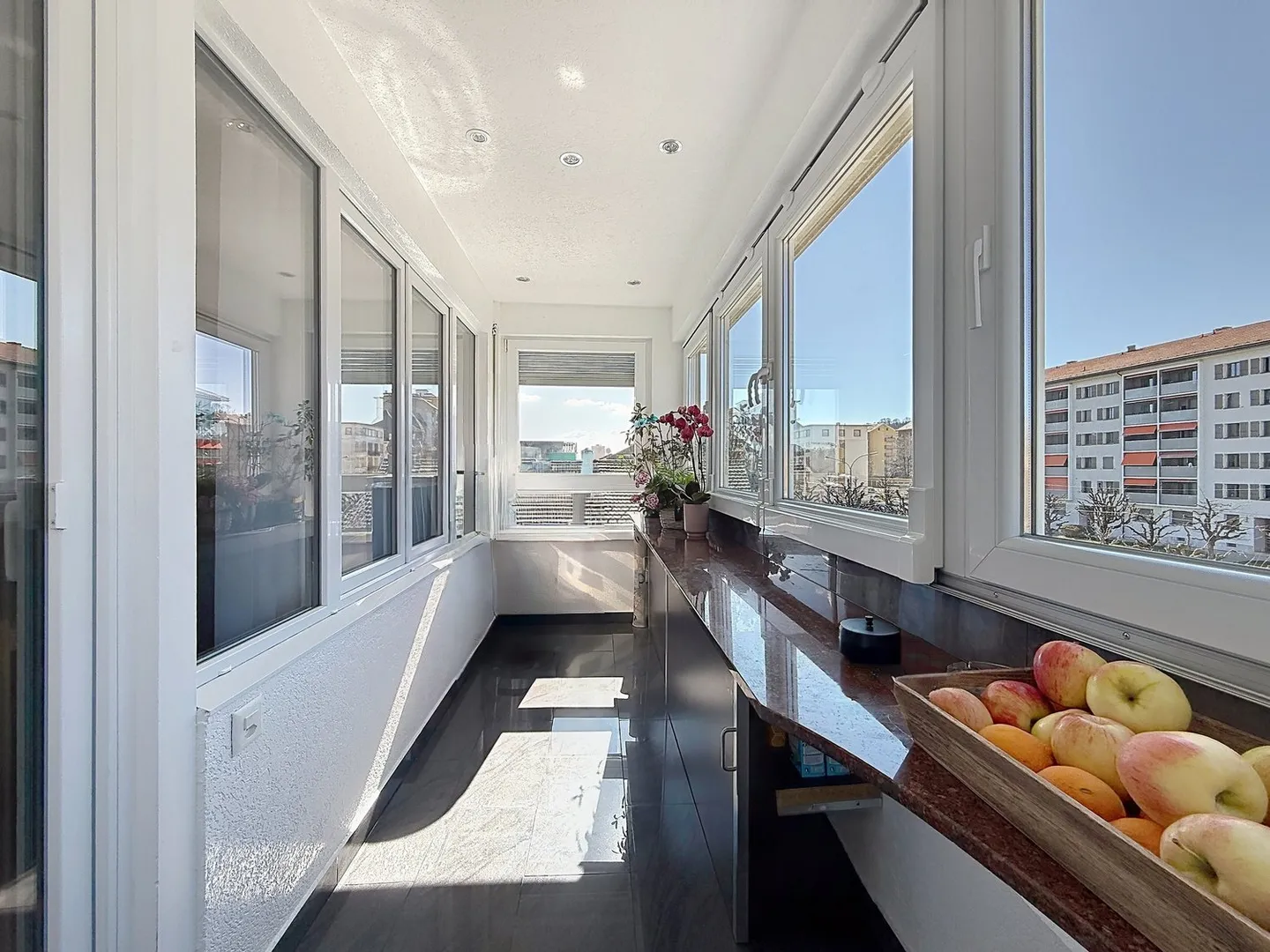 Ampio appartamento di 5,5 stanze in stile contemporaneo con luminoso giardino d'inverno - Foto 3 di 11