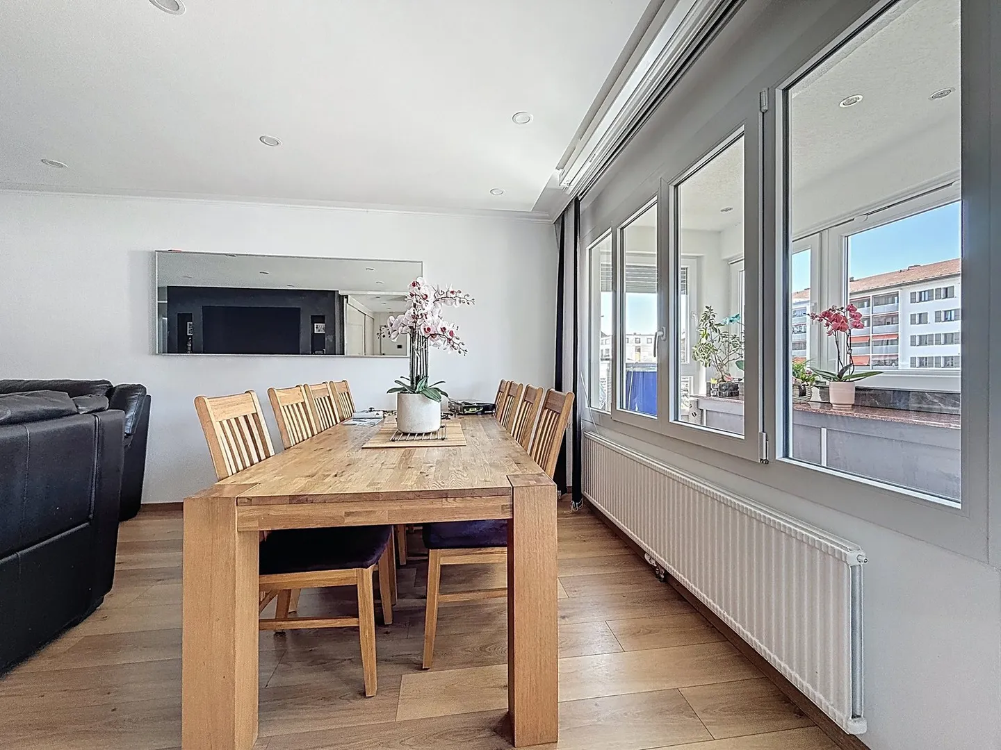 Ampio appartamento di 5,5 stanze in stile contemporaneo con luminoso giardino d'inverno - Foto 4 di 11