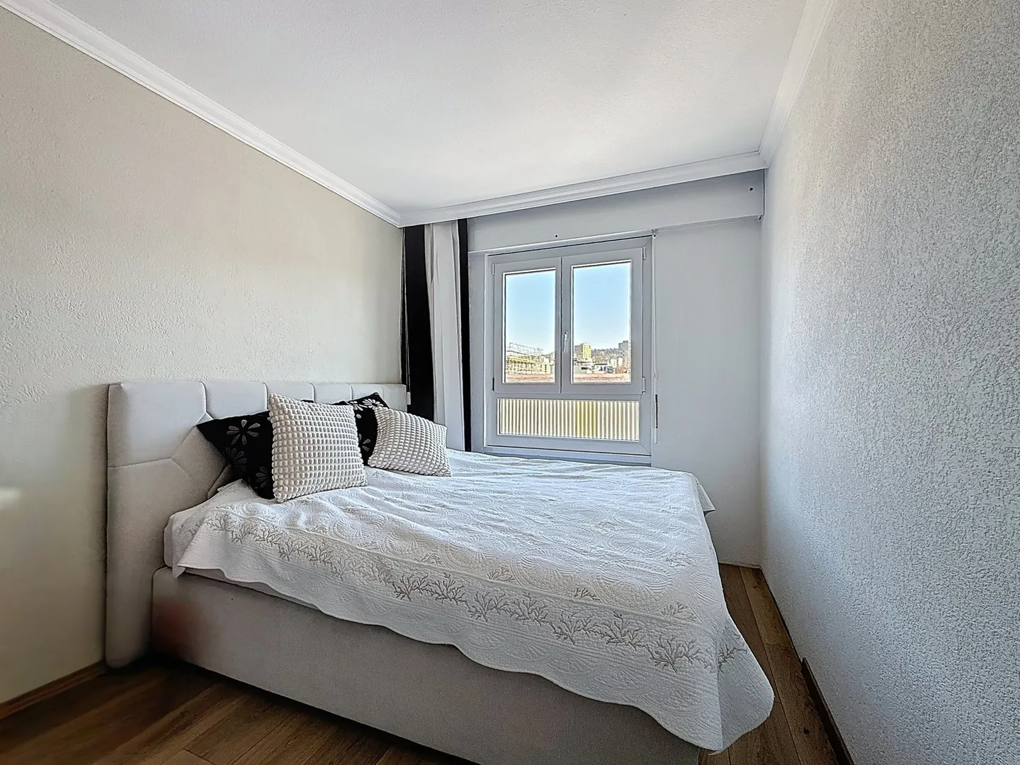 Ampio appartamento di 5,5 stanze in stile contemporaneo con luminoso giardino d'inverno - Foto 8 di 11