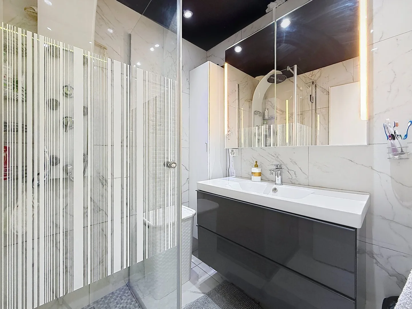 Ampio appartamento di 5,5 stanze in stile contemporaneo con luminoso giardino d'inverno - Foto 10 di 11