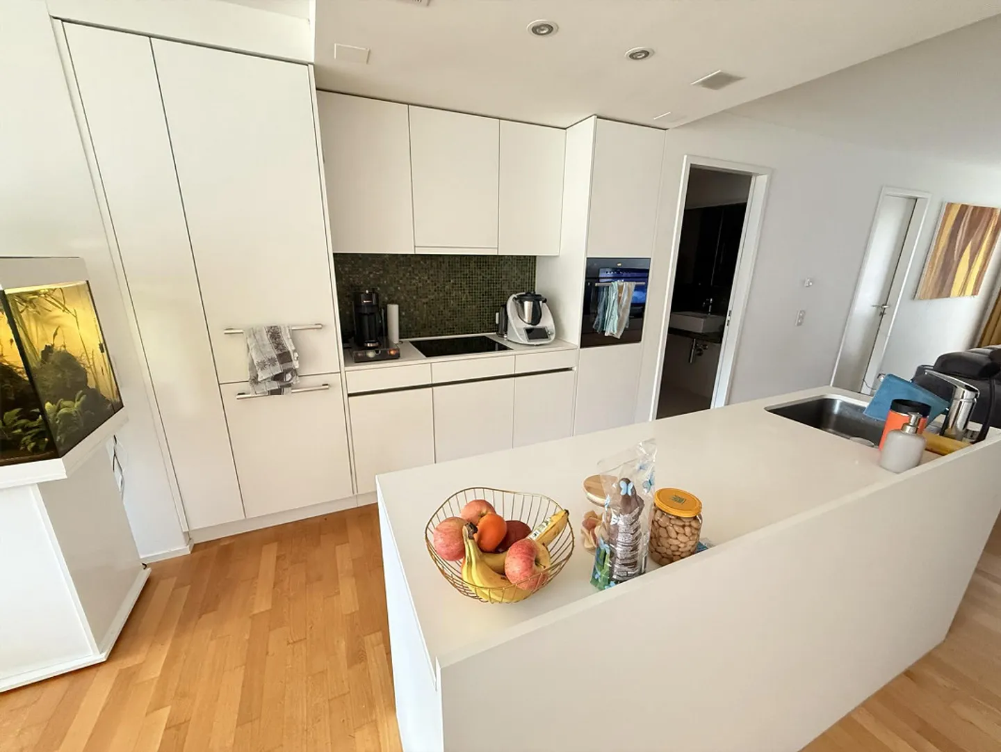 Appartement spacieux, lumineux et moderne de 3,5 pièces à 25 minutes de Zurich - Photo 2 sur 9