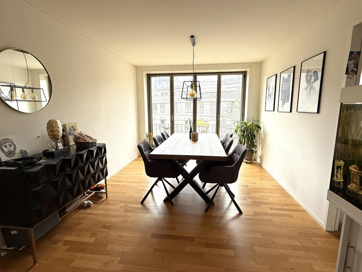 Appartement spacieux, lumineux et moderne de 3,5 pièces à 25 minutes de Zurich - Photo 3 sur 9