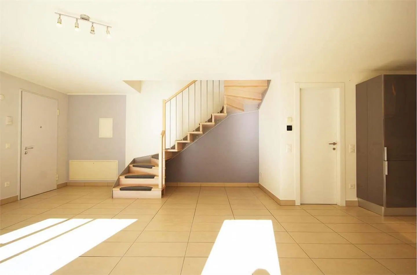 Modern duplex penthouse of 3.5 rooms in a small house - Photo 4 of 13