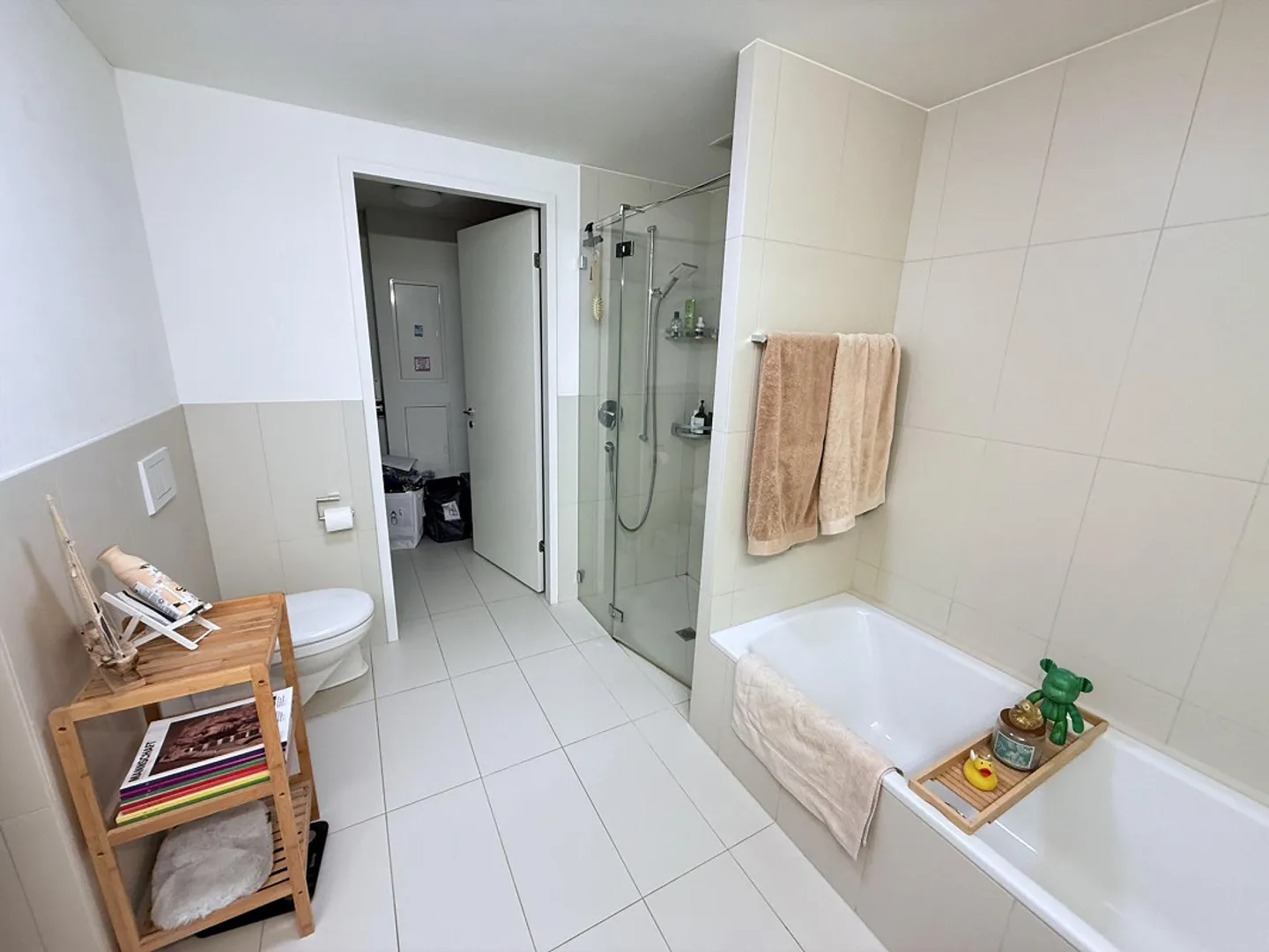 Appartement spacieux, lumineux et moderne de 3,5 pièces à 25 minutes de Zurich - Photo 5 sur 9