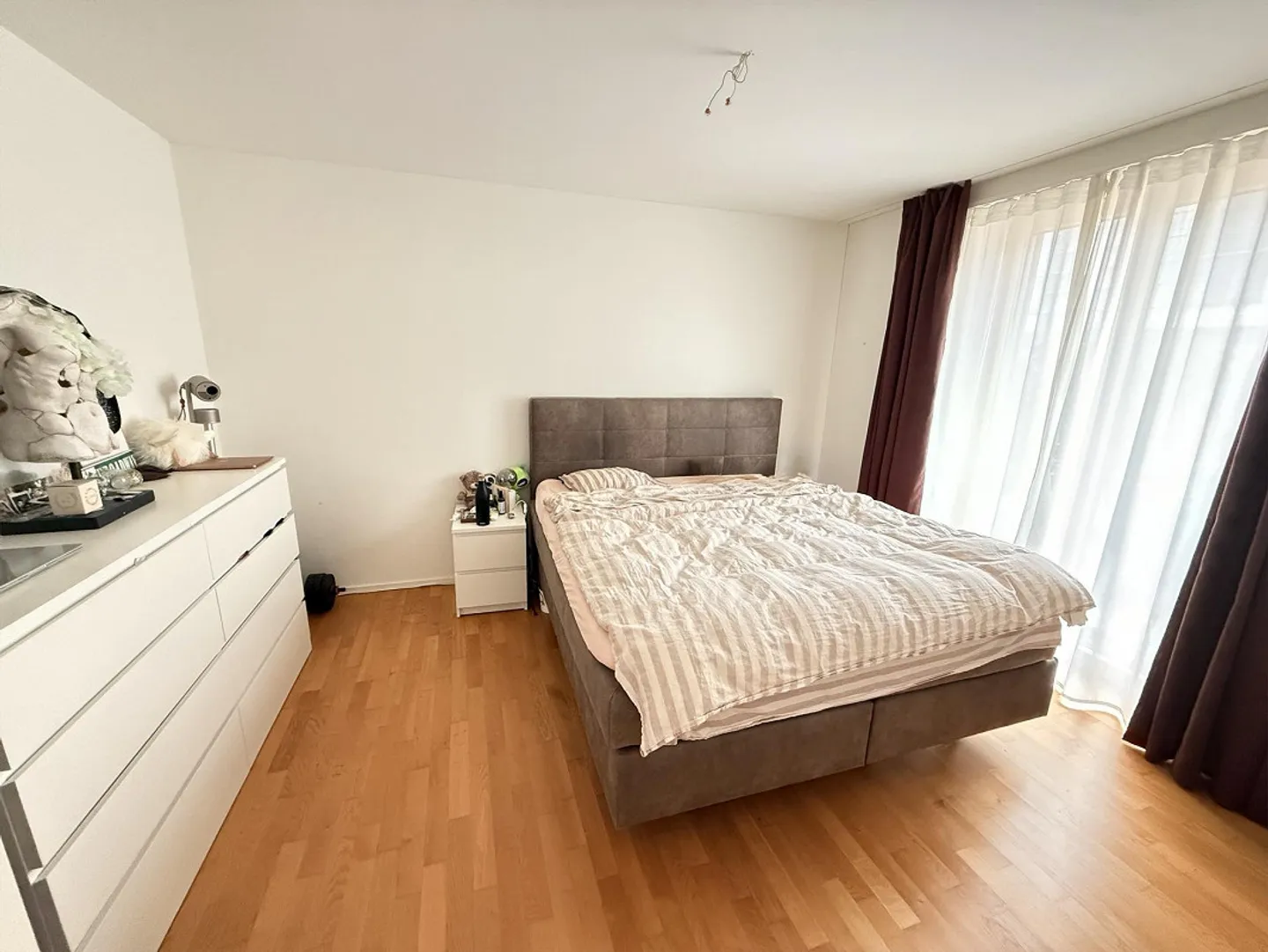 Appartement spacieux, lumineux et moderne de 3,5 pièces à 25 minutes de Zurich - Photo 6 sur 9