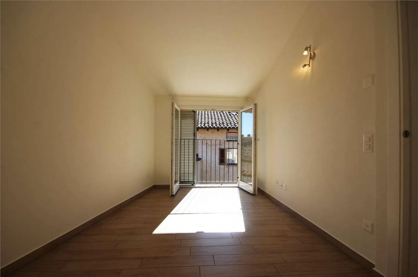 Modern duplex penthouse of 3.5 rooms in a small house - Photo 6 of 13