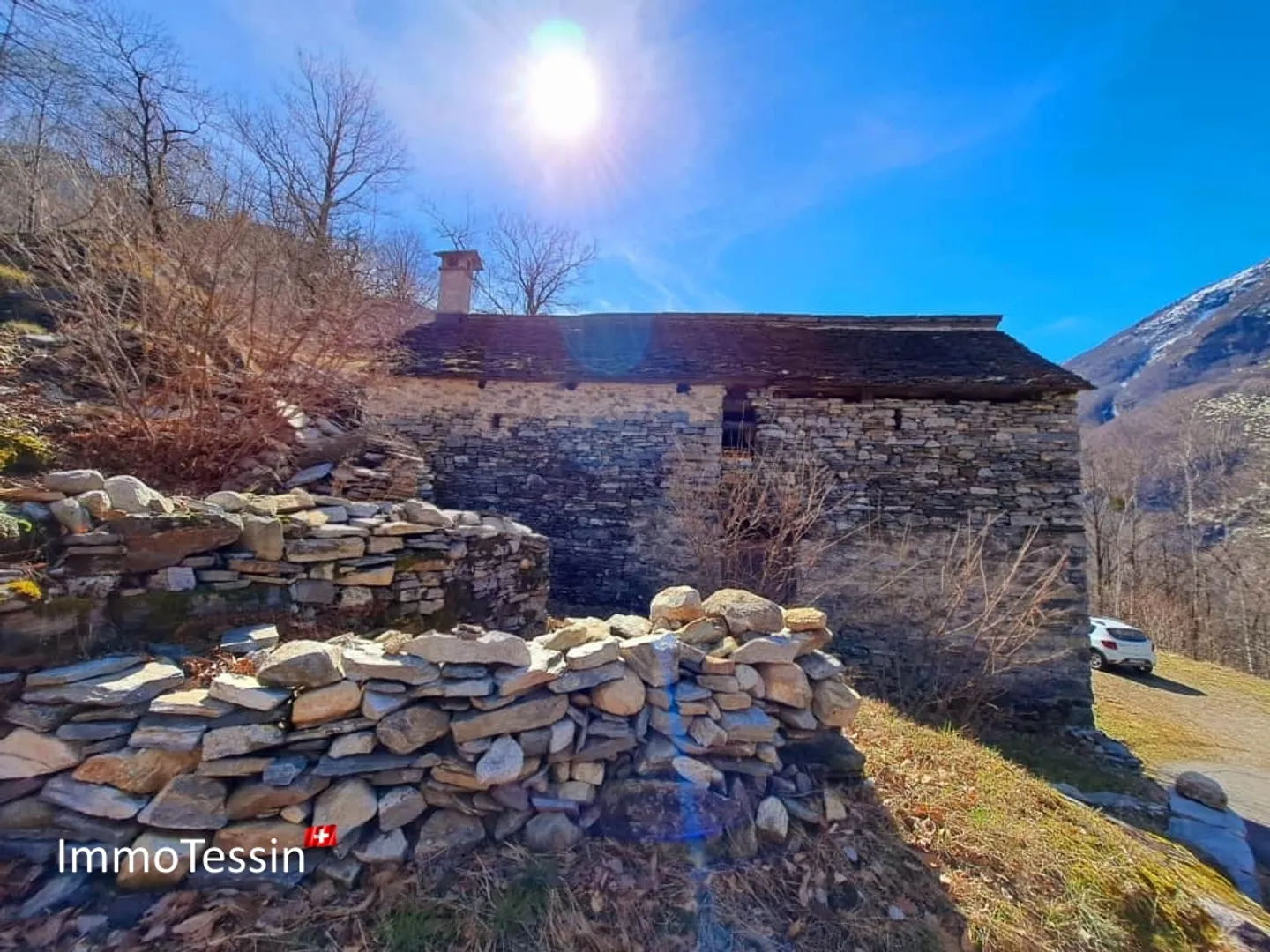 Rustico in una posizione isolata straordinaria in mezzo a un terreno di 10.000 m2 - Foto 2 di 13