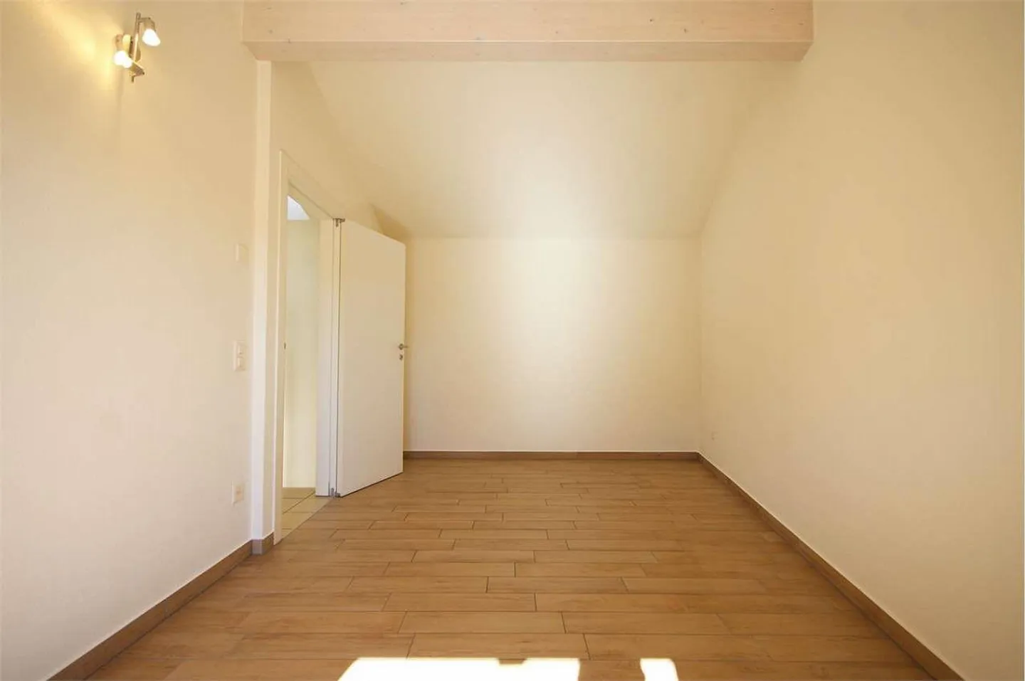 Modern duplex penthouse of 3.5 rooms in a small house - Photo 7 of 13