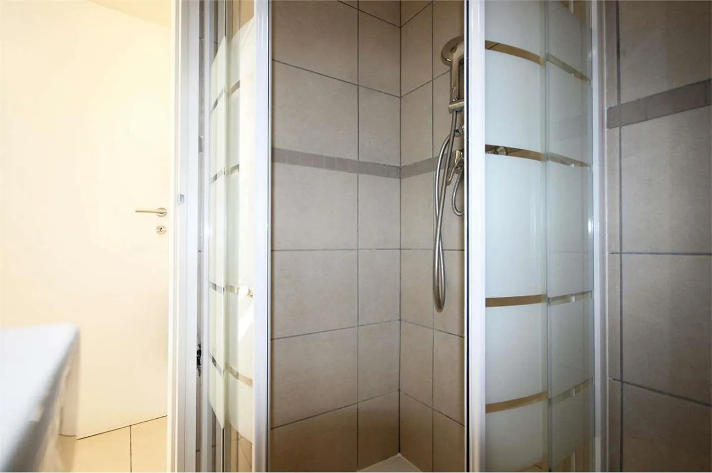 Modern duplex penthouse of 3.5 rooms in a small house - Photo 10 of 13