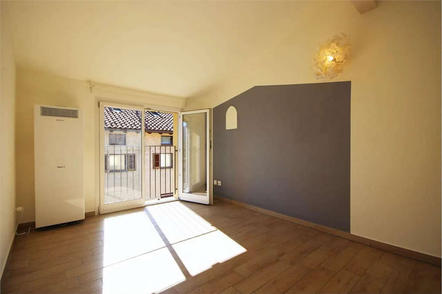 Modern duplex penthouse of 3.5 rooms in a small house - Photo 9 of 13