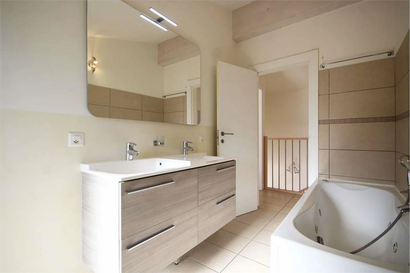 Modern duplex penthouse of 3.5 rooms in a small house - Photo 11 of 13