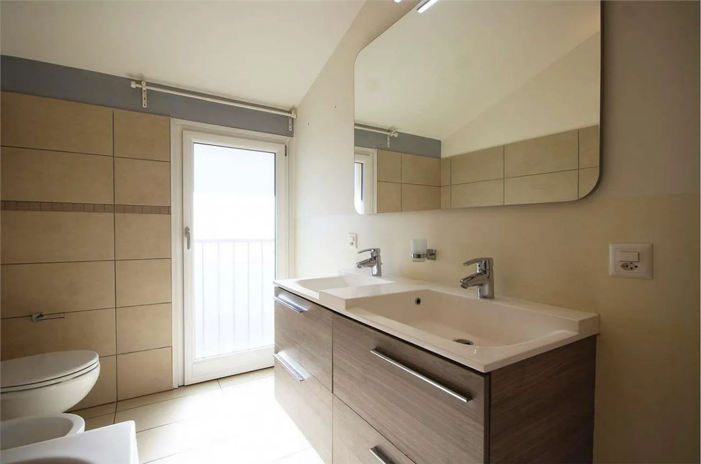 Modern duplex penthouse of 3.5 rooms in a small house - Photo 12 of 13