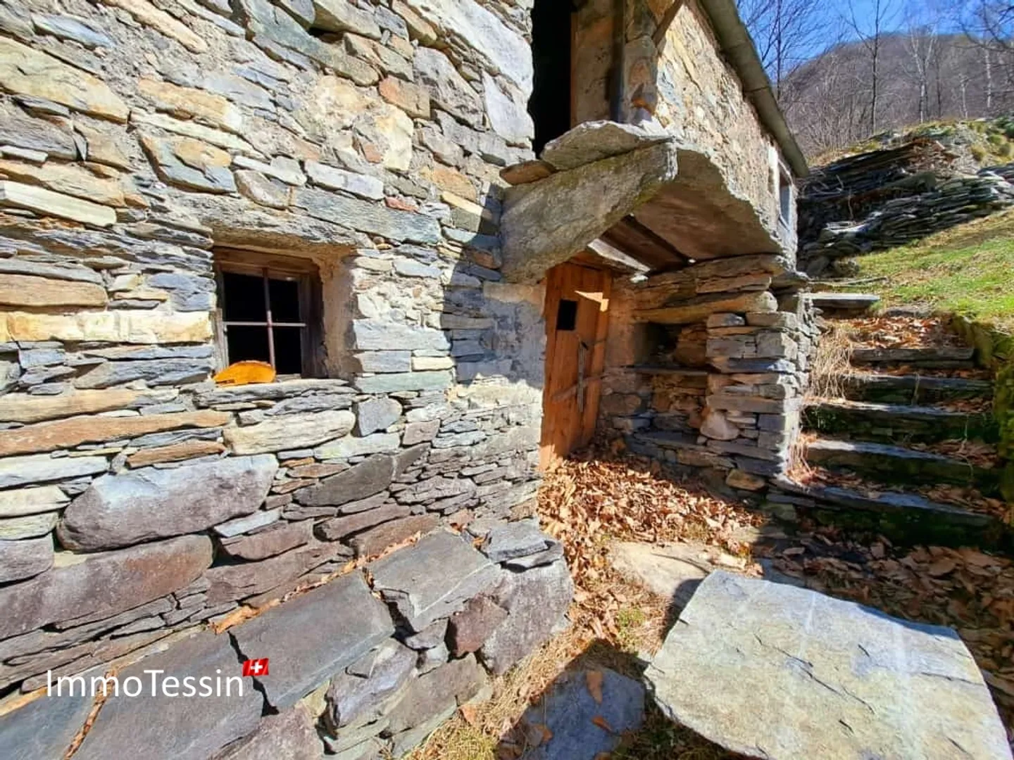 Rustico in una posizione isolata straordinaria in mezzo a un terreno di 10.000 m2 - Foto 9 di 13