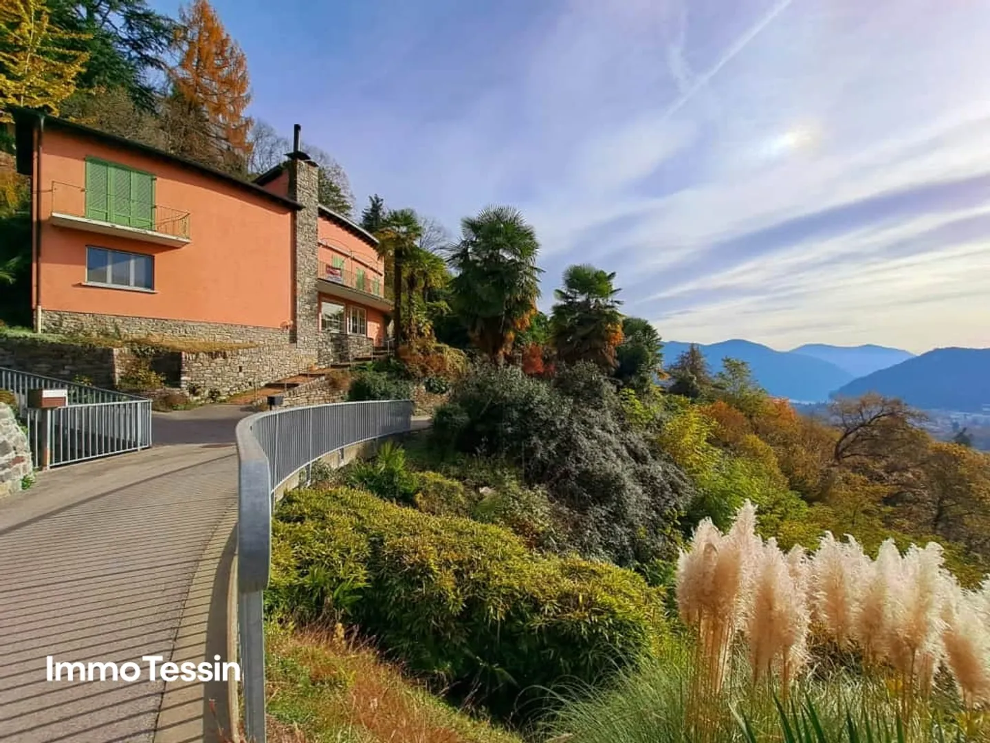 OPPORTUNITÀ: Villa esclusiva ed elegante con fascino senza tempo e vista sul Lago di Lugano - Foto 2 di 13