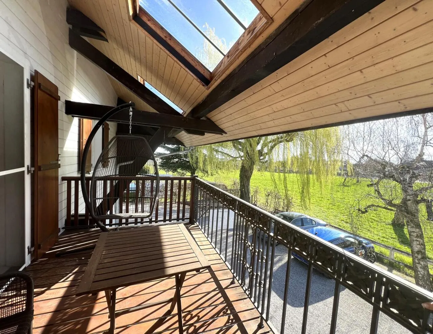 Magnificent 6.5-room apartment in a village house - Photo 1 of 7