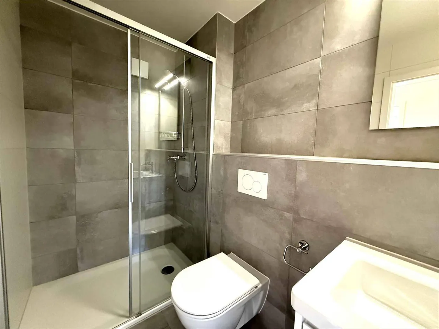 Total renovation, beautiful new apartment located on the upper ground floor. - Photo 8 of 10