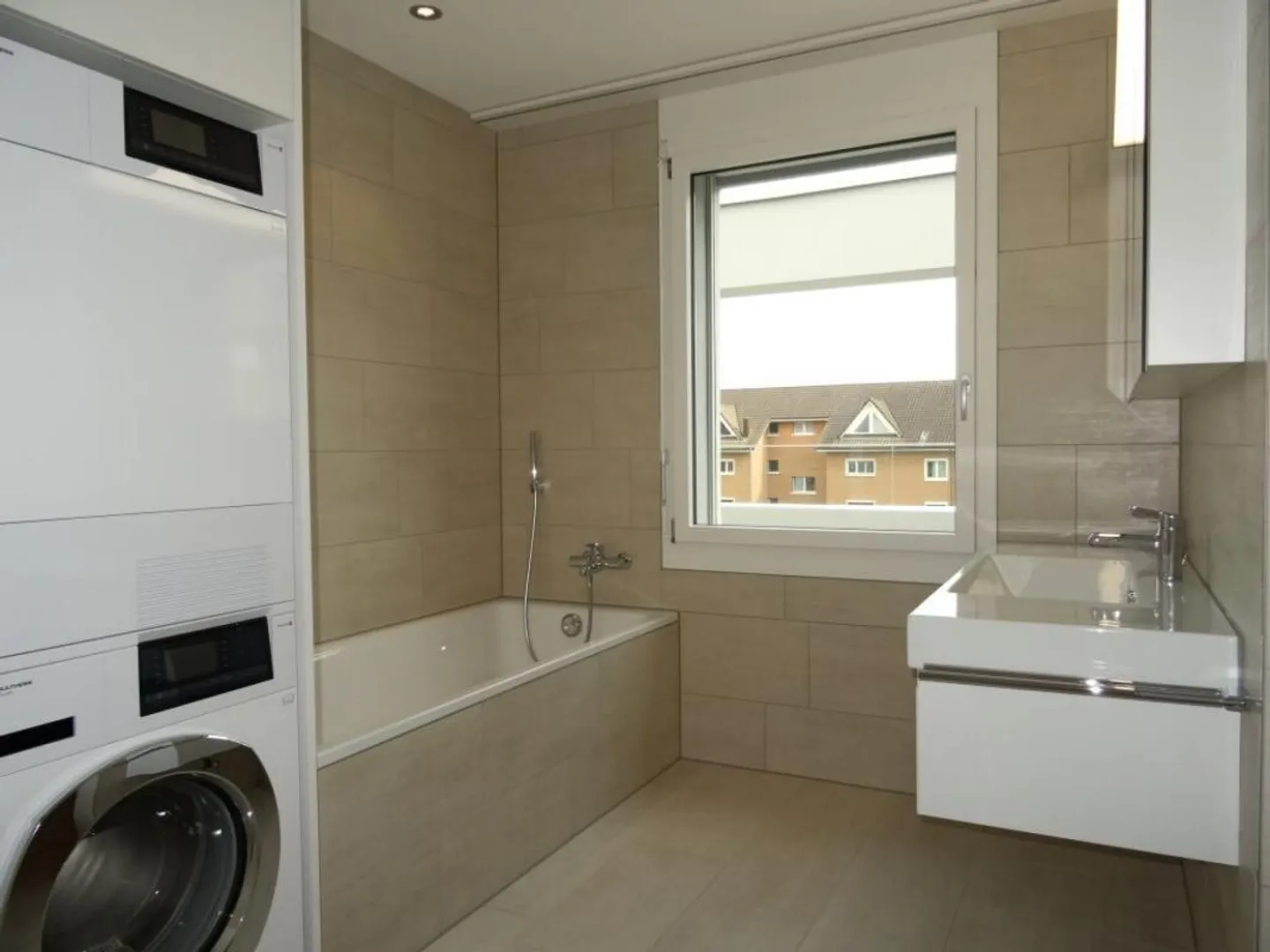 Appartamento attico soleggiato con grande terrazza - Foto 2 di 5