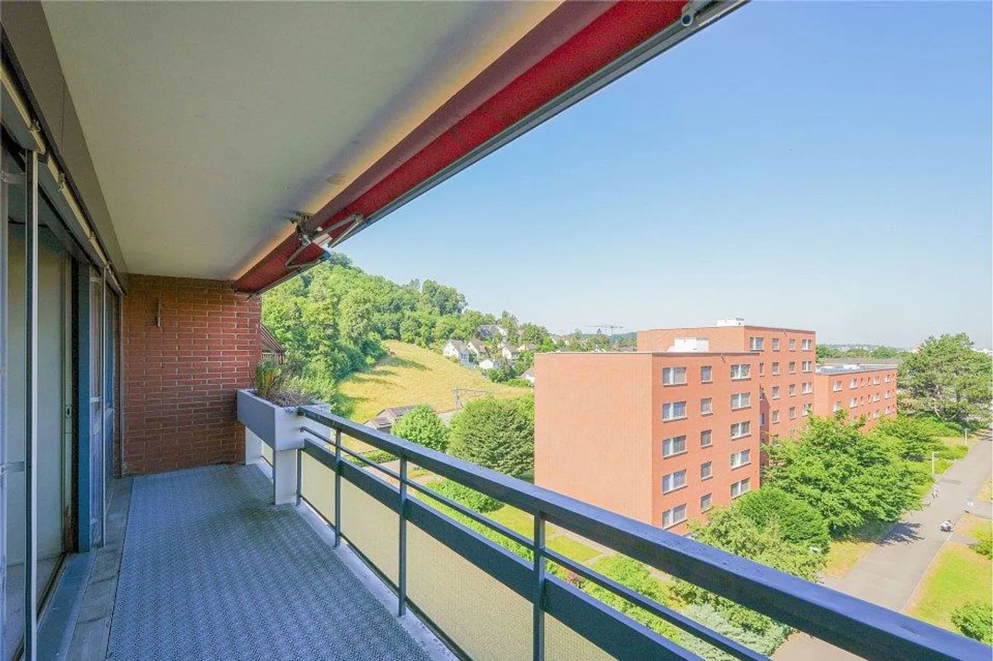 Proche de la ville et bien desservi par les transports en commun - Photo 2 sur 13