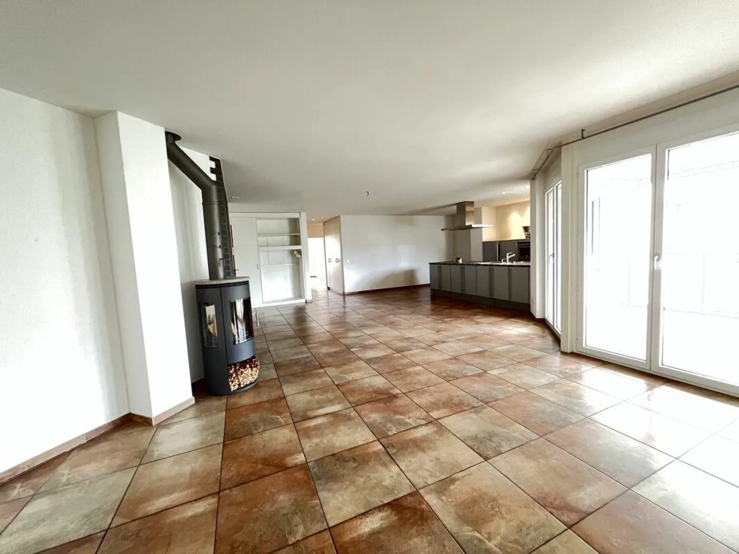 Nuovo! Appartamento ristrutturato di 4,5 stanze con due balconi e parcheggio sotterraneo... - Foto 2 di 14