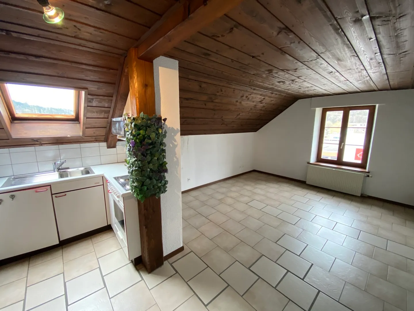 Charming Studio near Train Station - Photo 2 of 12