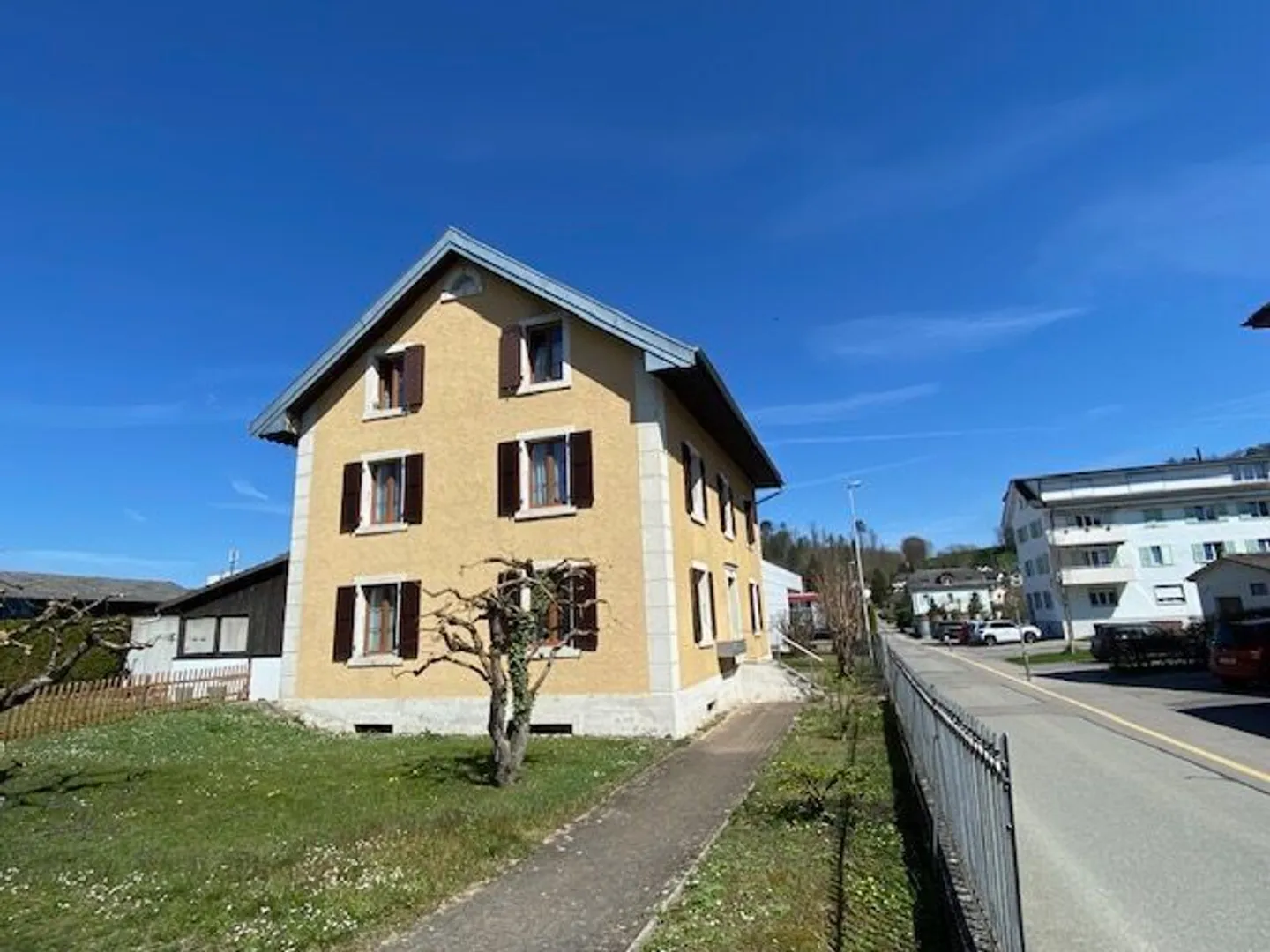 Charming Studio near Train Station - Photo 9 of 12