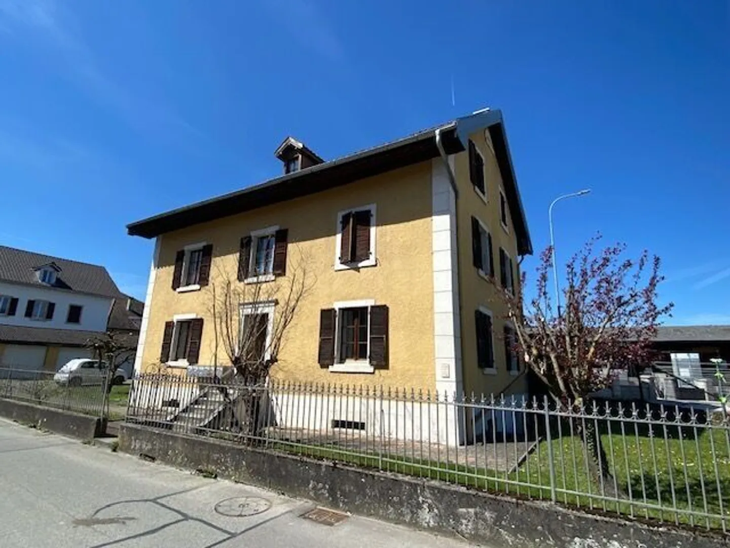 Charming Studio near Train Station - Photo 10 of 12