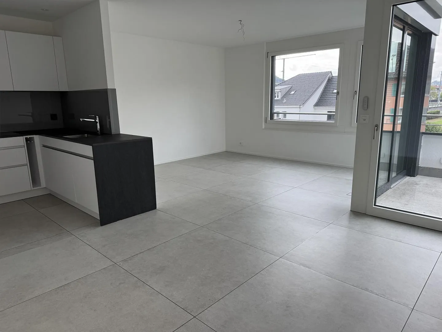 2 1/2 Room Apartment - Photo 2 of 7