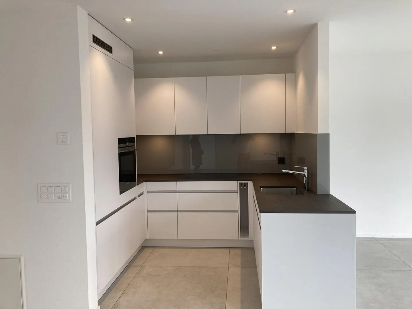 2 1/2 Room Apartment - Photo 3 of 7