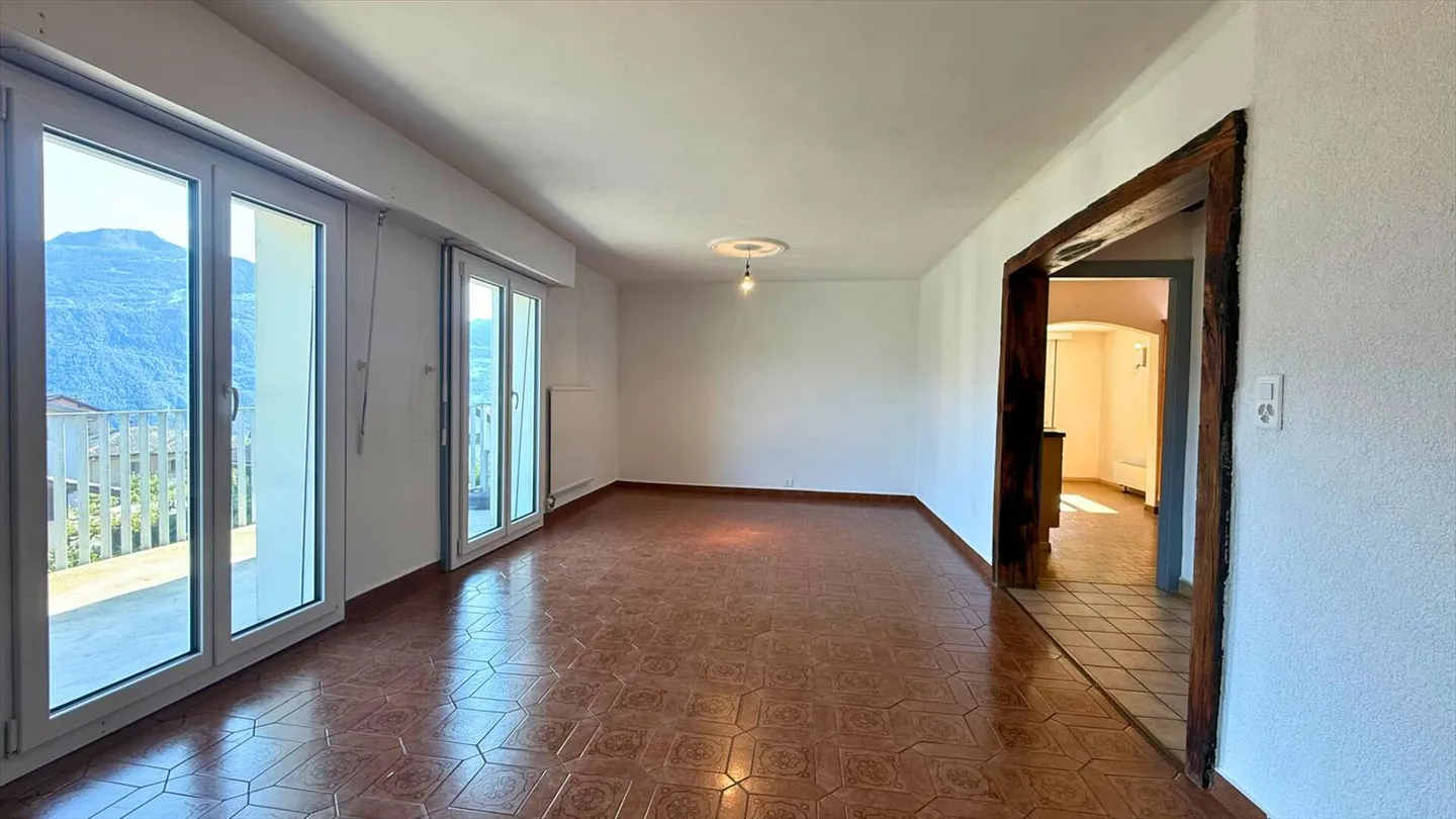 Charmante 5,5-Zimmer-Duplexwohnung in einem Dorfhaus im Zentrum des Dorfes Erde (Rue de l'Église 8). - Foto 3 von 13