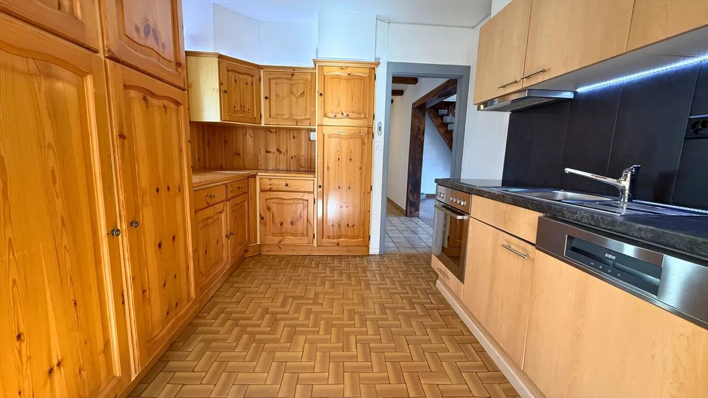 Charmante 5,5-Zimmer-Duplexwohnung in einem Dorfhaus im Zentrum des Dorfes Erde (Rue de l'Église 8). - Foto 8 von 13